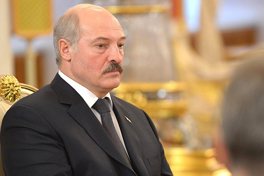 «Беглецов из ближайшего окружения Лукашенко нет. Они все связаны. Преступлениями, коррупцией, деньгами. Вырваться из этого круга и соскочить очень тяжело»