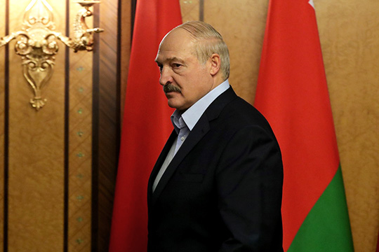 Александр Лукашенко: «Для начала, я пока живой и не за границей, как тут некоторые наши уважаемые „свядомыя“ раскручивают: Президент покинул страну и находится за границей»