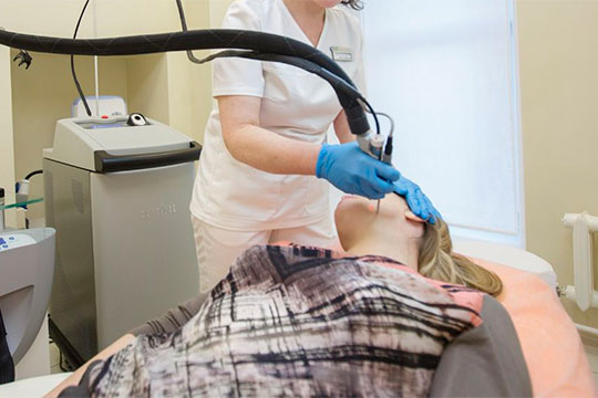 Лазерная эпиляция – это процедура, во время которой волосы удаляются при помощи световых лучей (вспышек) лазера