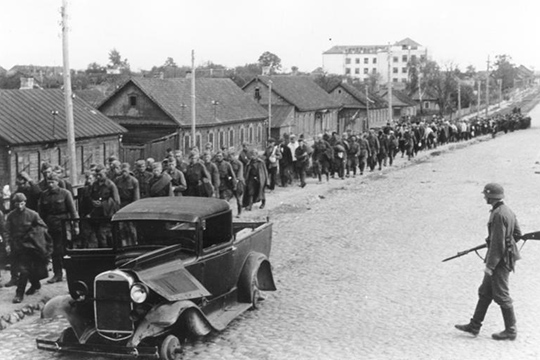 «Постановление 1944 года, принятое после того, как войска Германского вермахта были вытеснены с территории Советского Союза, возвращало Татарскую республику в жесткие идеологические рамки»