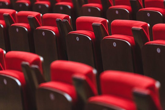 Согласно постановлению правительства, основанному на тех самых рекомендациях, работа театров разрешается при заполнении зрительного зала не более, чем на 50% и равномерной рассадке зрителей