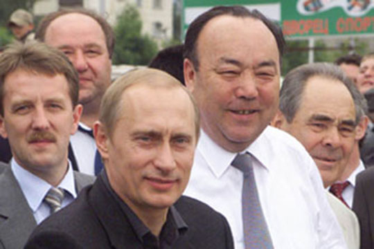 БОО «Башкорт» существует с 2014 года. Ее члены ставят своей целью борьбы за права и интересы башкирского народа, которые якобы стали ущемляться после отставки первого президента РБ Муртазы Рахимова (второй справа)