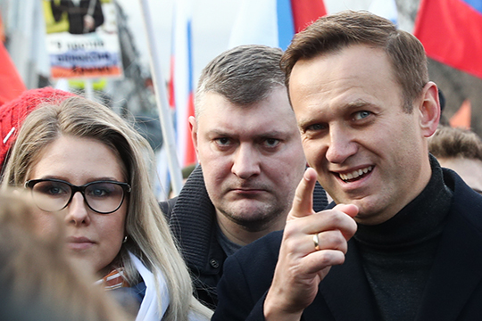 «Я скажу то, в чем практически уверен. Навальный как всякий большой феномен является неким сочетанием различных проектов и интересов. Главные, кто командуют Навальным, это спецслужбы США»