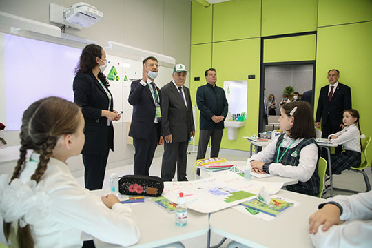 Директор школы Шамсутдинов пояснил корреспонденту «БИЗНЕС Online», что на татарском языке предметы преподаются только до 5-го класса, и то за исключением математики