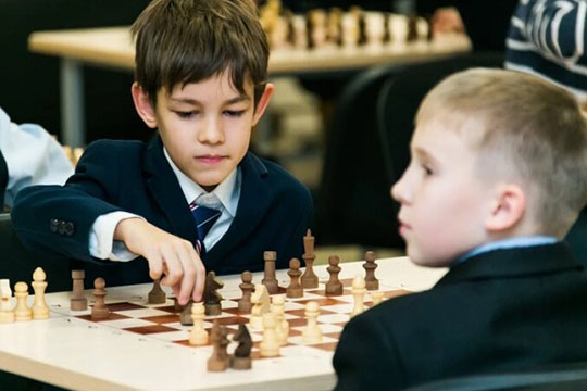 «Если ребёнок занимается шахматами два — три раза в неделю, серьёзных результатов никогда не будет. Чтобы развиваться, необходимо играть в сильных турнирах и ежедневно заниматься как минимум два — три часа»