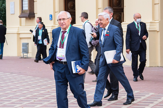 Экс-депутат госсовета РТ Разиль Валеев (слева) на этой неделе приступил к новой работе