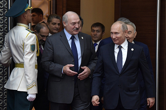 «Теперь его судьба в руках Кремля»: Лукашенко собирается в Москву к Путину