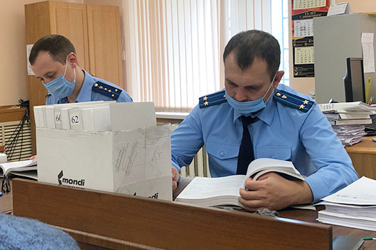 За два судебных дня (каждое заседание длилось около 2,5 часов) гособвинители из прокуратуры РТ Динар Чуркин и Руслан Губаев зачитали 15 томов