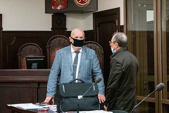 По мнению Павла Мазуренко (слева), решение ВС РТ может растянуть рассмотрение дела в апелляции еще на месяц. Адвокат надеется, что Вахитовский суд все же рассмотрит их ходатайство о переводе Халиуллина под домашний арест