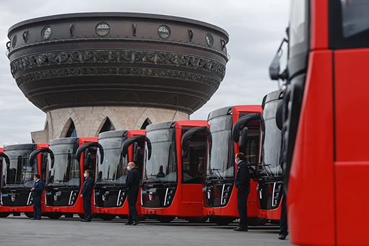 Первую партию из 53 рейстайлинговых автобусов на газомоторном топливе выставили в полукруг у центра семьи «Казан» — каждый с логотипом к столетию ТАССР