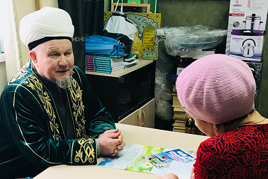 В ноябре мы будем проводить месячник ислама: этой традиции уже несколько лет, вместе с администрацией демонстрируем художественные фильмы, проводим викторины, проповеди на татарском языке, в деревнях проходят день вагаза