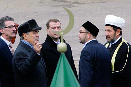 «Гусман хазрат (справа) был уже ректором медресе в городе Октябрьский, известная фигура, он вернулся в Казань заместителем муфтия. Это была не случайная кандидатура, а вполне заслуженная»