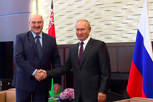 «Само согласие сидеть в кресле рядом с ним [Путиным] для Лукашенко это защита, страховка от собственных силовиков»