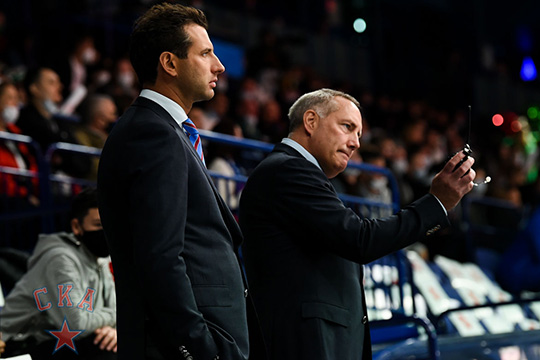 Роман Ротенберг (слева) появился на скамейке команды в качестве тренера и руководил некоторыми процессами во время игры