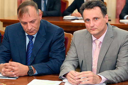 В 2017 году случилось событие, повлекшее острый конфликт в компании. Николаев (справа) получает от Алексеева (слева) 20% акций «Техстроя». Николаев говорит, что решение принималось абсолютно добровольно обеими сторонами