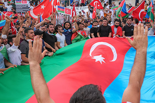 «Турция сегодня, как и всегда, со всеми своими возможностями находится рядом со своими азербайджанскими братьями», — написал с началом боевых действий в Twitter турецкий лидер Тайип Эрдоган