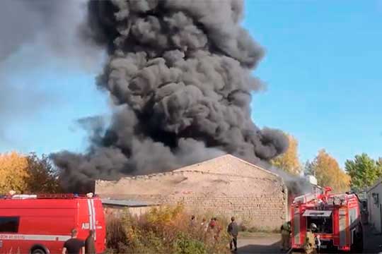 Сегодня днем жители Казани наблюдали многометровый густой столб черного дыма. Как оказалось, горел склад по соседству с заводом «Элекон»