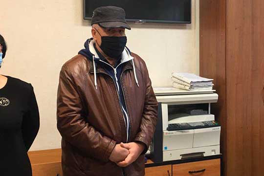 Увидев журналистов, Фаик Гараев плотно натянул маску и максимально низко опустил козырек кепки, что, впрочем, не сделало его невидимкой
