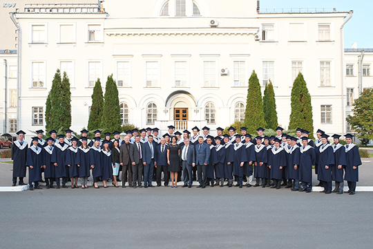 Алсу Ринатовна подчеркнула, что нынешний выпуск составляет 57 человек, а общее количество выпускников программы MBA — 997 человек