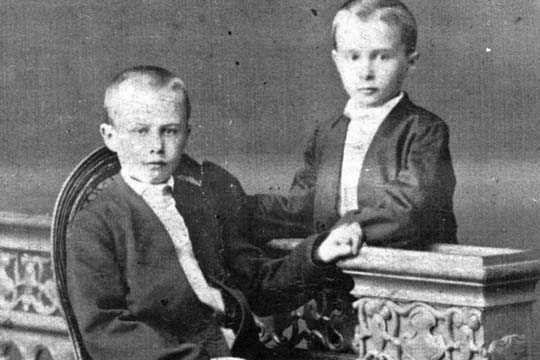 Н. Ашмарин (справа) со старшим братом, 1880 год