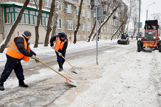 Убирать снег все сложнее из-за растущего числа припаркованных автомобилей. «Загнать» трактора в итоге можно не везде