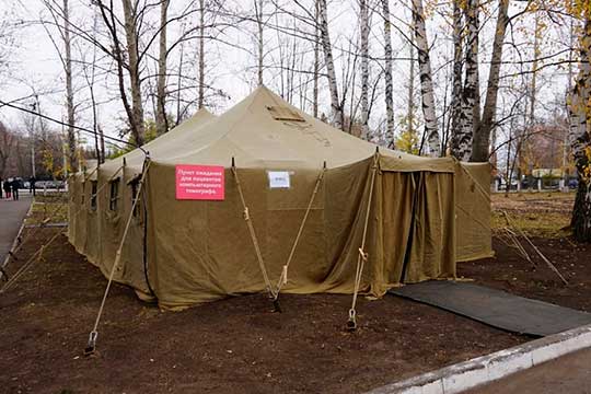 В палатке созданы все условия для пациентов — обеспечен обогрев временного помещения, проведено электричество, установлены сиденья. Также там будет круглосуточно дежурить фельдшер
