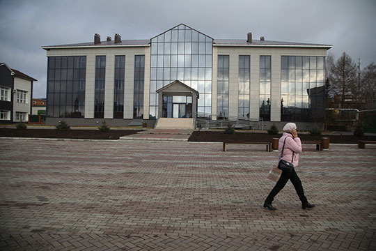 Перейдя дорогу от тандема «Седой граф» — «Бәрәкәт», мы направились в здание районной администрации Кукмора, но в День конституции Татарстана здесь предсказуемо никого не было