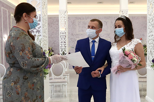 Еще одна мера — в ЗАГСах Москвы ограничили количество гостей на регистрации брака до 5 человек