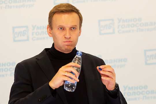 Песков напомнил, что Навальный находился под подпиской о невыезде, и без специальной помощи властей не смог бы вылететь в Германию