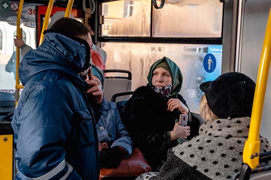 «Вы бы почаще проверяли!»: почему в троллейбусах лучше ловят «антимасочников», чем в автобусах?