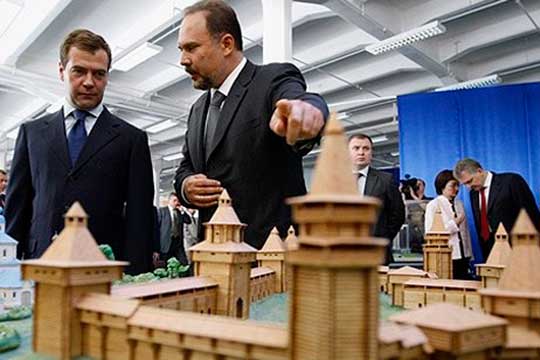 «Для Медведева (слева) это не очень комфортная ситуация, тем более, что один из его министров Абызов уже находится под арестом»