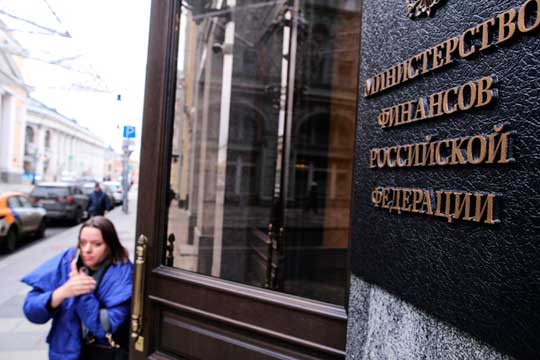 «Министерство финансов РФ разместило долговые обязательства на сумму 2 млрд евро. На эти 2 млрд в некоторых СМИ отреагировали так — это опять приведет к жутким колебаниям рубля…»
