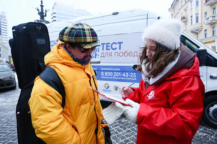 Примечательно, что расположившийся тест-мобиль на улице Баумана сразу же привлек внимание — бесплатное тестирование проходили люди разных возрастов: от студентов до пенсионеров