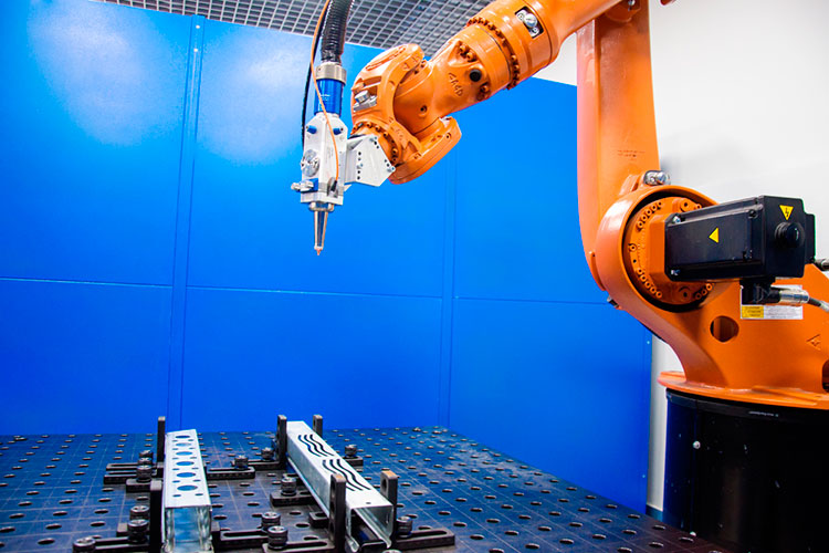 Если в мире в среднем на 10 тысяч рабочих на производствах приходится 99 промышленных роботов, то у нас всего 5. Хотя с каждым годом количество роботов в стране растёт на 20-25%