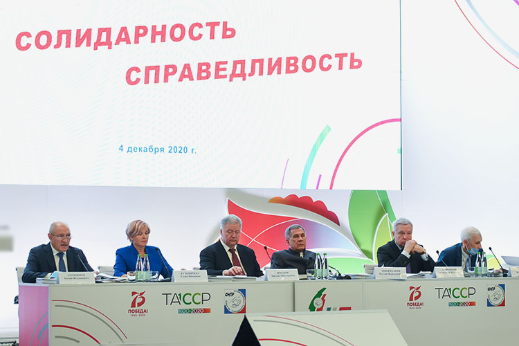 Перед тем, как поставить свою оценку работе профсоюзов Татарстана, президент РТ Рустам Минниханов поздравил всех присутствующих с юбилеем