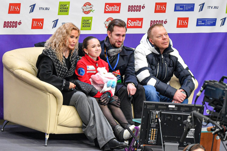 Победительницей финального этапа Кубка России при отсутствии сильных конкуренток ожидаемо стала Камила Валиева с невероятной суммой баллов — 254,86