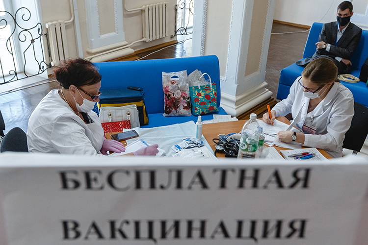 О начале вакцинации от коронавируса в Москве отчитался мэр столицы Сергей Собянин. По его словам, за выходные в Москве привились от COVID-19 около 2 тыс. человек