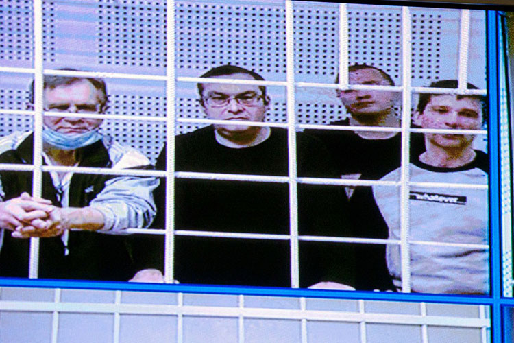 В зале Верховного суда РТ осужденные появлялись по видеоконференцсвязи. (На фото слева направо: Халиуллин, Мухаметхазипов, Деринг, Проскуряков)