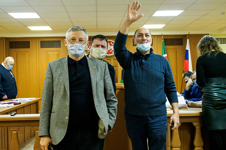 Поддержать осужденного пришел и его давний соратник Ильдус Янышев (слева). А еще Роберт Закиров (справа)