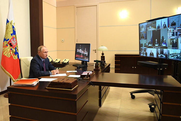 Владимир Путин встретился с членами совета по развитию гражданского общества и правам человека. Президент России вышел по видеосвязи из Ново-Огарево, а 48 членов совета, расформированные по небольшим группам, мелькали на экране главы государства