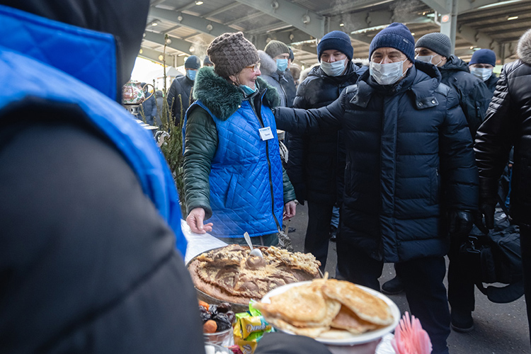 Осмотрев торговые ряды президент Татарстана остановился возле традиционной для себя мобильной печки, он это делает каждый раз, когда посещает ярмарку