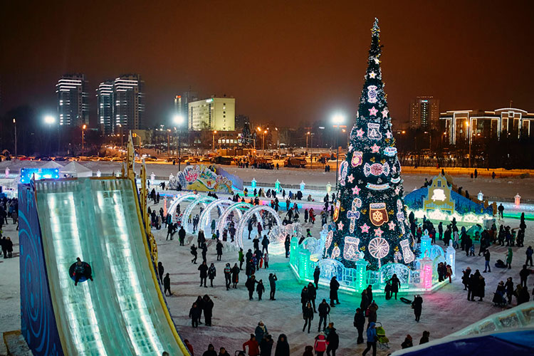 Главную 35-метровую елку столицы РТ у центра семьи «Казан» откроют 24 декабря. Как и в прошлом году елку оформили светодинамическими анимированным куполом для светомузыкального шоу