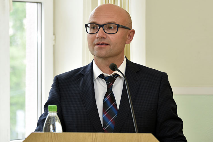 Юшко сняли, назначили временного исполняющего обязанности ректора Юрия Казакова (на фото), и в сентябре преподаватели получили повторные предупреждения, а следом — повестки в суд