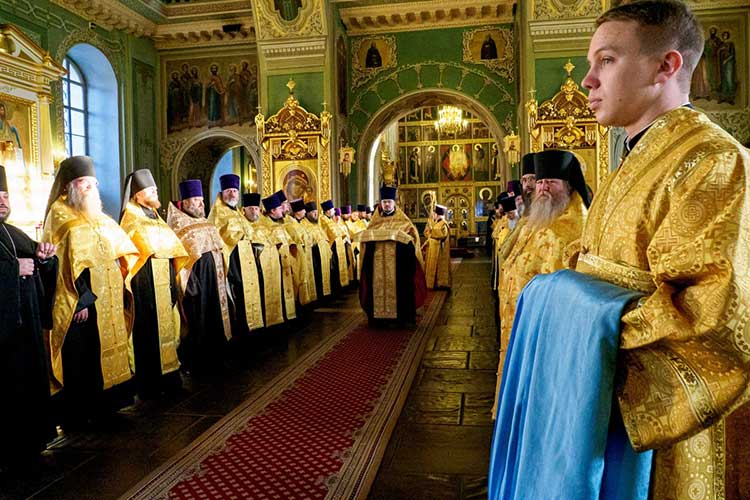 Священнослужители, представляющие настоятелей церквей и монастырей Казани, собрались в ожидании нового владыки вдоль красной дорожки, ведущей от входа к алтарю