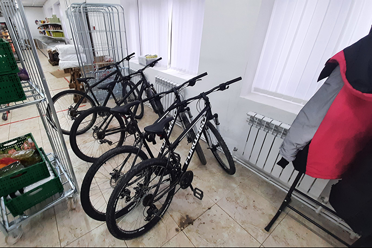 В ЦФЗ на Островского был дефицит оборудования — после в чате склада админы написали, что нужно уже приходить со своими велосипедами: «самокатовские» тем, кто не от рекрутингового центра «Лидер Консалт», не выдадут