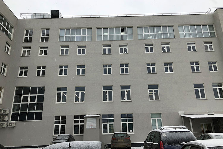 Как сообщил корреспондент «БИЗНЕС Online» с места событий, ровно в 8:00 сразу десятки оперативников предъявили свои удостоверения на ресепшене бизнес-центра «Kremlevskaya Plaza» и поднялись на 5 этаж