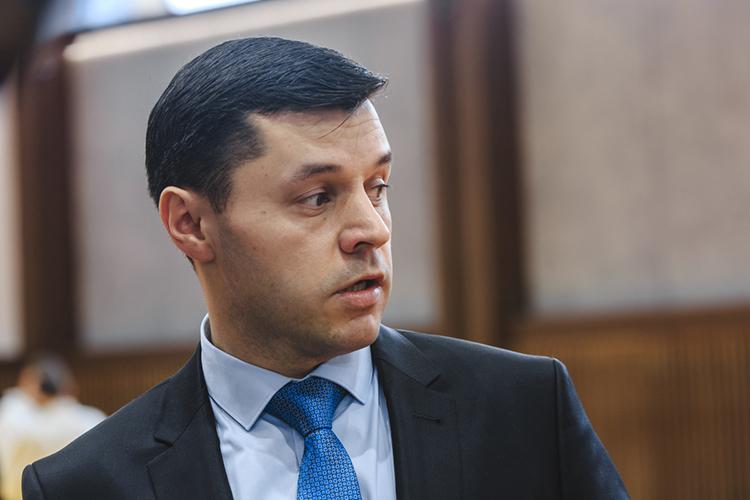 В июне 2011 года Мингулов был назначен на должность управляющего делами министерства молодежи и спорту РТ. А через 3 года занял должность заместителя министра