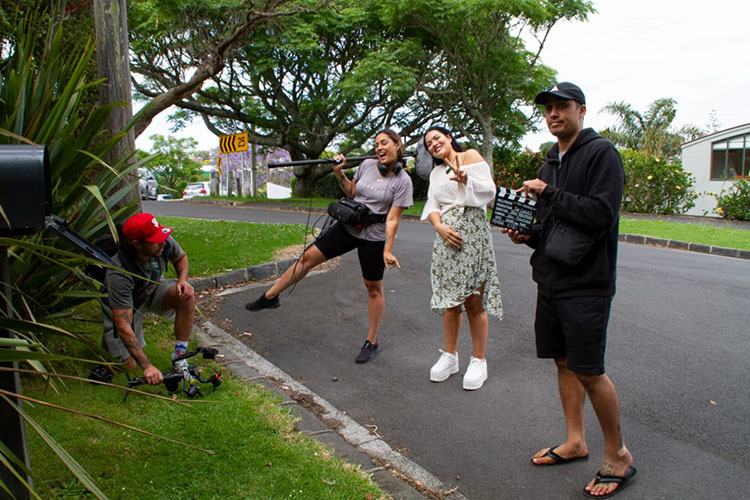 Съёмочная группа фильма «Tea leaves» («Чайные листья»), Новая Зеландия, реж. Джейк Мокомоко