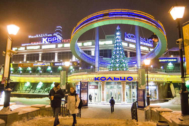 Торговый центр «Кольцо» открылся в 2006 году в центре Казани. Объект почти сразу вызвал множество дискуссий в профессиональном сообществе