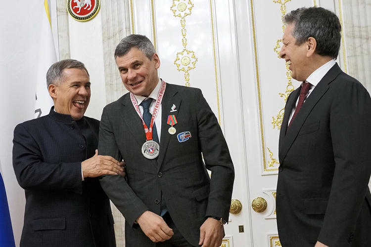 «Матур костюм. Прямо как у меня!»: Минниханов принял «Ак Барс» в Кремле